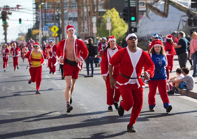 Ong gia Noel chay dua anh 1