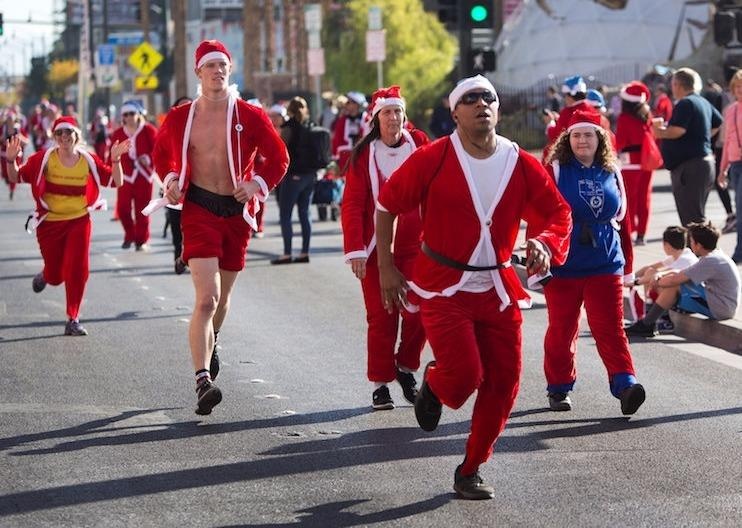 'Ong gia Noel' chay giua troi nang o Las Vegas de gay quy hinh anh