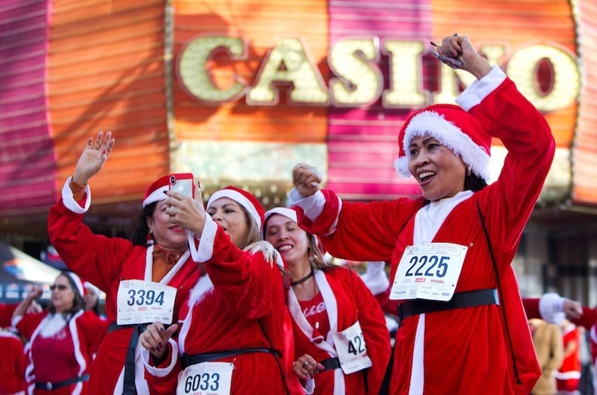 Ong gia Noel chay dua anh 2