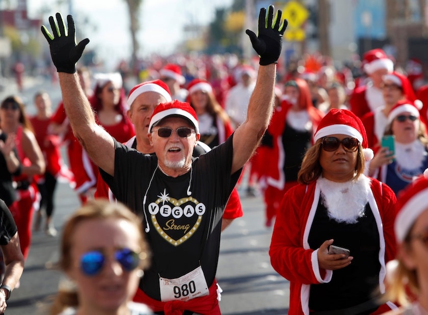 Ong gia Noel chay dua anh 3