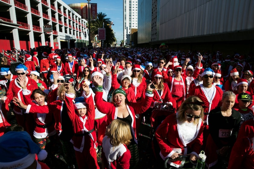 Ong gia Noel chay dua anh 7