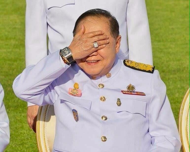 Pho thu tuong Thai Lan bi chi trich vi deo dong ho dat tien hinh anh