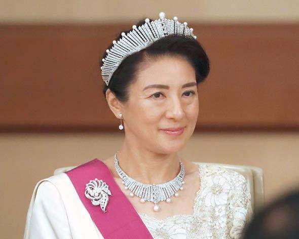 Thai tu phi Nhat Ban 'so hai' vien canh chong len ngoi vua hinh anh