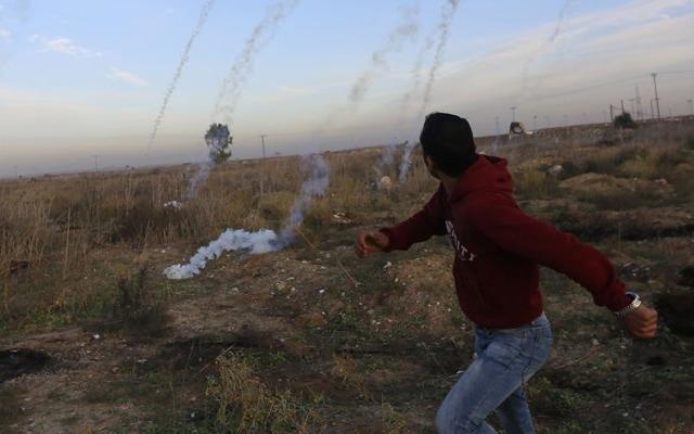 Israel dieu xe tang, may bay dap tra vu phong ten lua tu Palestine hinh anh