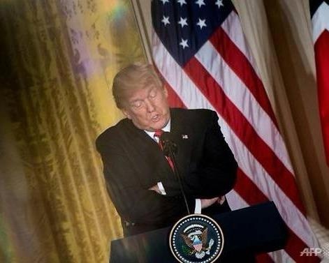 My thong qua luat gian diep sau dong tweet kho hieu cua Trump hinh anh