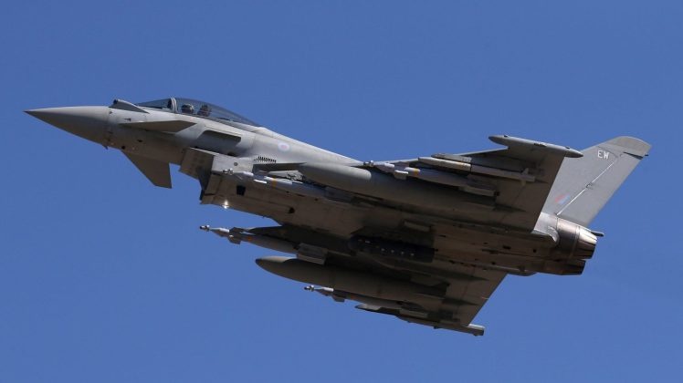 Anh dieu tiem kich Typhoon toi chan may bay Nga ap sat khong phan hinh anh