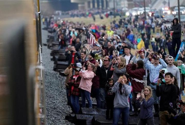 Hang nghin nguoi My tien dua doan tau thi hai co tong thong Bush 'cha' hinh anh