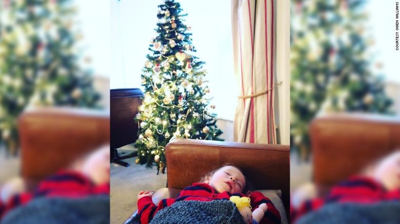 Hang xom de lai qua Giang sinh suot 14 nam troi cho co be 2 tuoi hinh anh