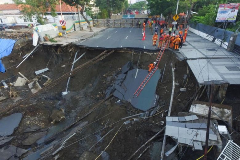 Ho tu than rong 30 m xuat hien giua duong pho Indonesia hinh anh