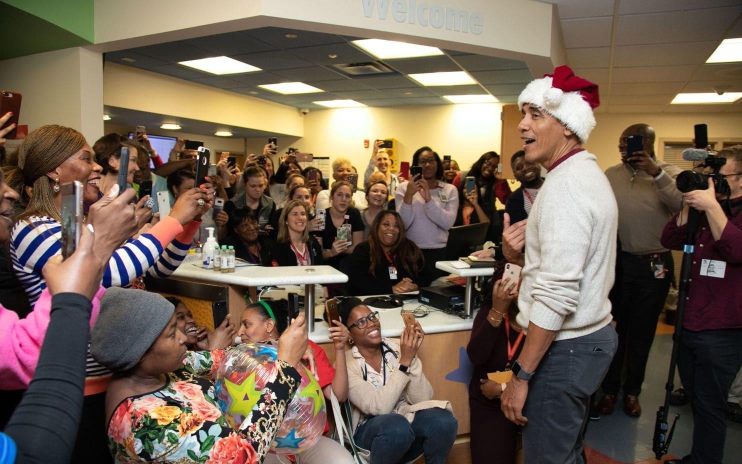 Obama mac do ong gia Noel, bat ngo toi tang qua cho benh nhi hinh anh