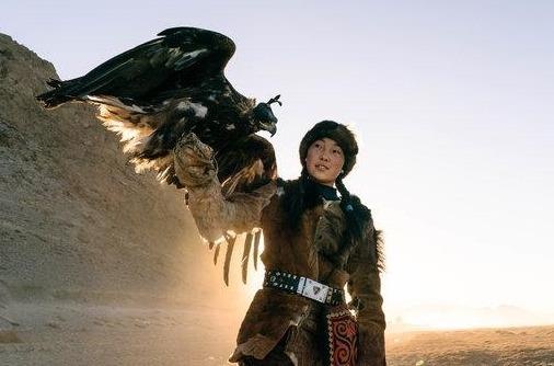 Tuoi 14, thieu nu Mong Co san soi va chup anh selfie voi dai bang hinh anh