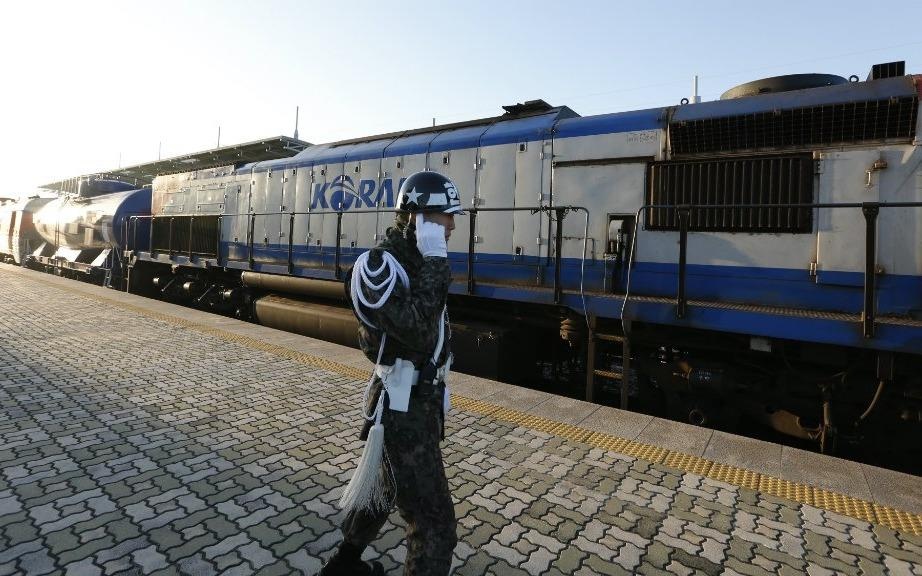 Doan tau dau tien vuot DMZ tu Han Quoc toi Trieu Tien hinh anh