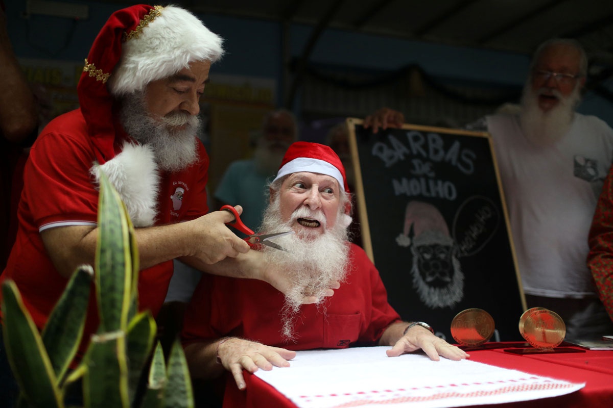 Anh sang ky la, cat rau ong gia Noel vao top anh tuan hinh anh