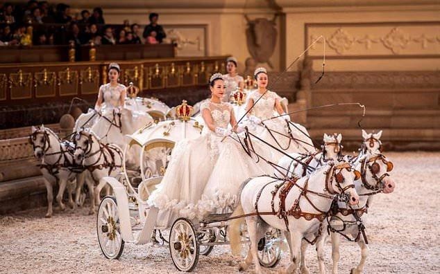 Nguoi Trung Quoc hoc cuoi ngua de khang dinh dang cap thuong luu hinh anh