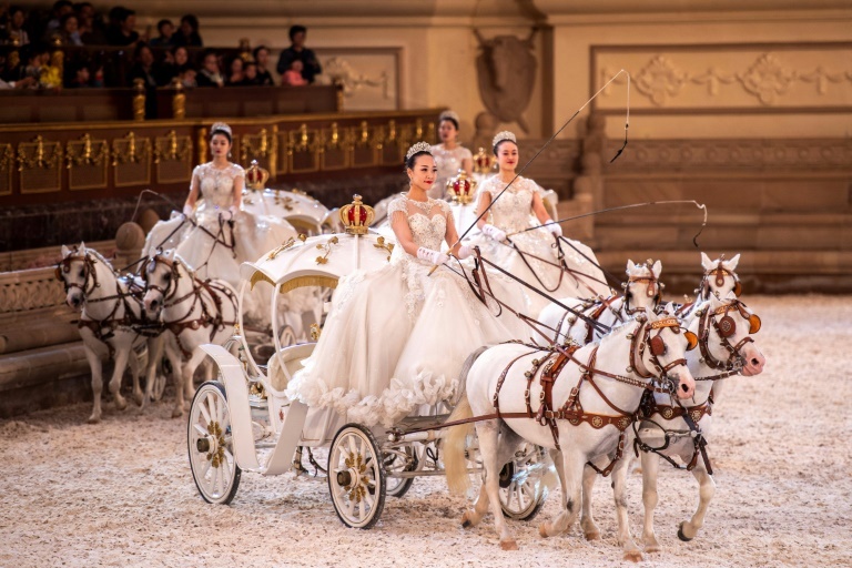 cau lac bo cuoi ngua anh 2