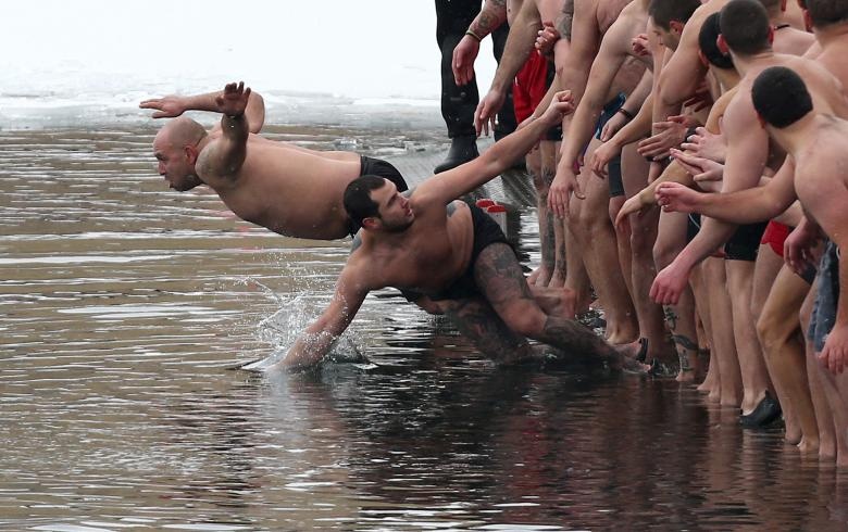 Nguoi Co doc giao nhay xuong dong song bang gia mung Le Hien Linh hinh anh