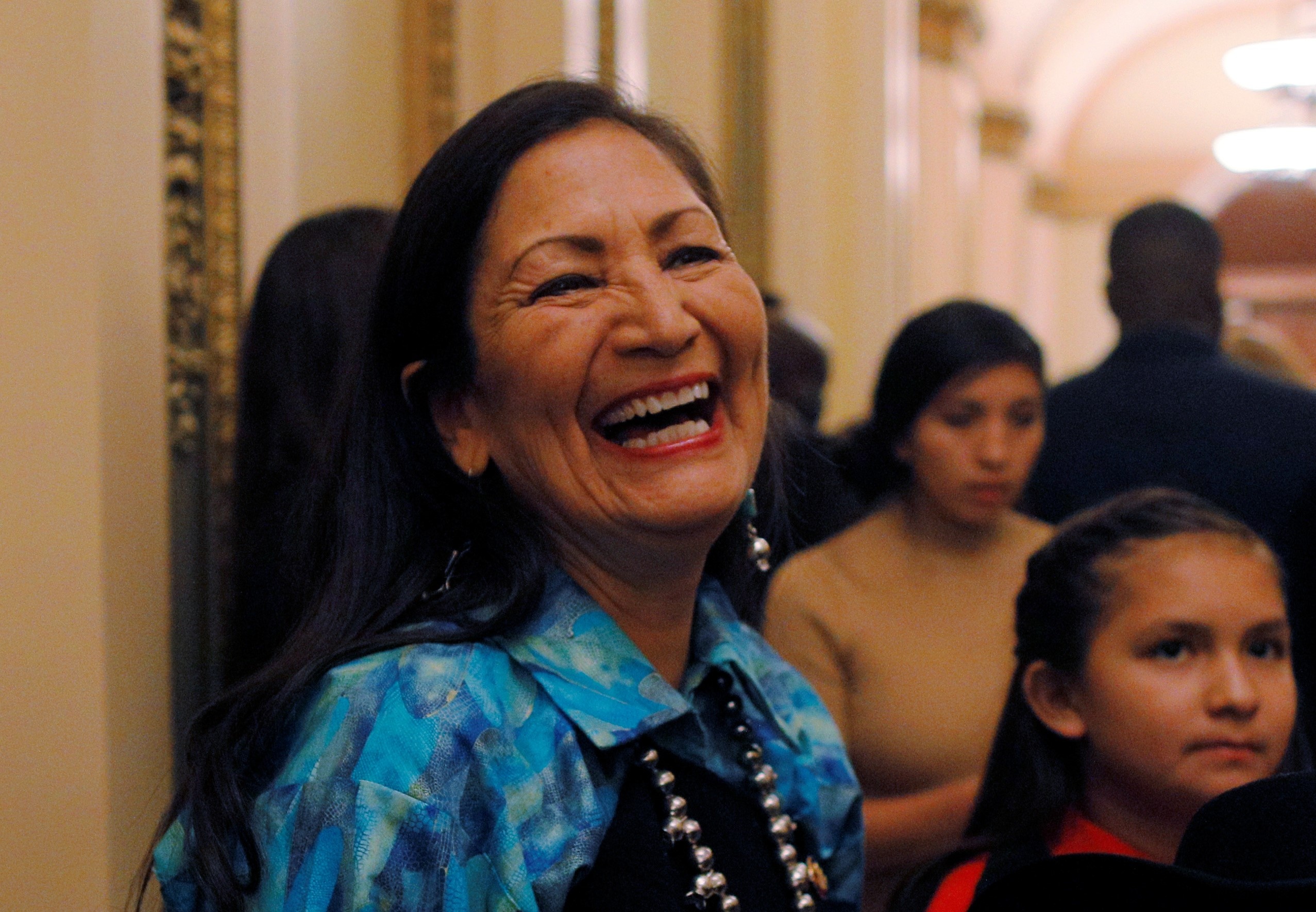 Nu nghi si goc tho dan dau tien phuc vu trong Ha vien My hinh anh