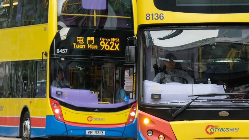 Cat toc co gai ngu tren xe buyt o Hong Kong, mot nguoi bi bat hinh anh