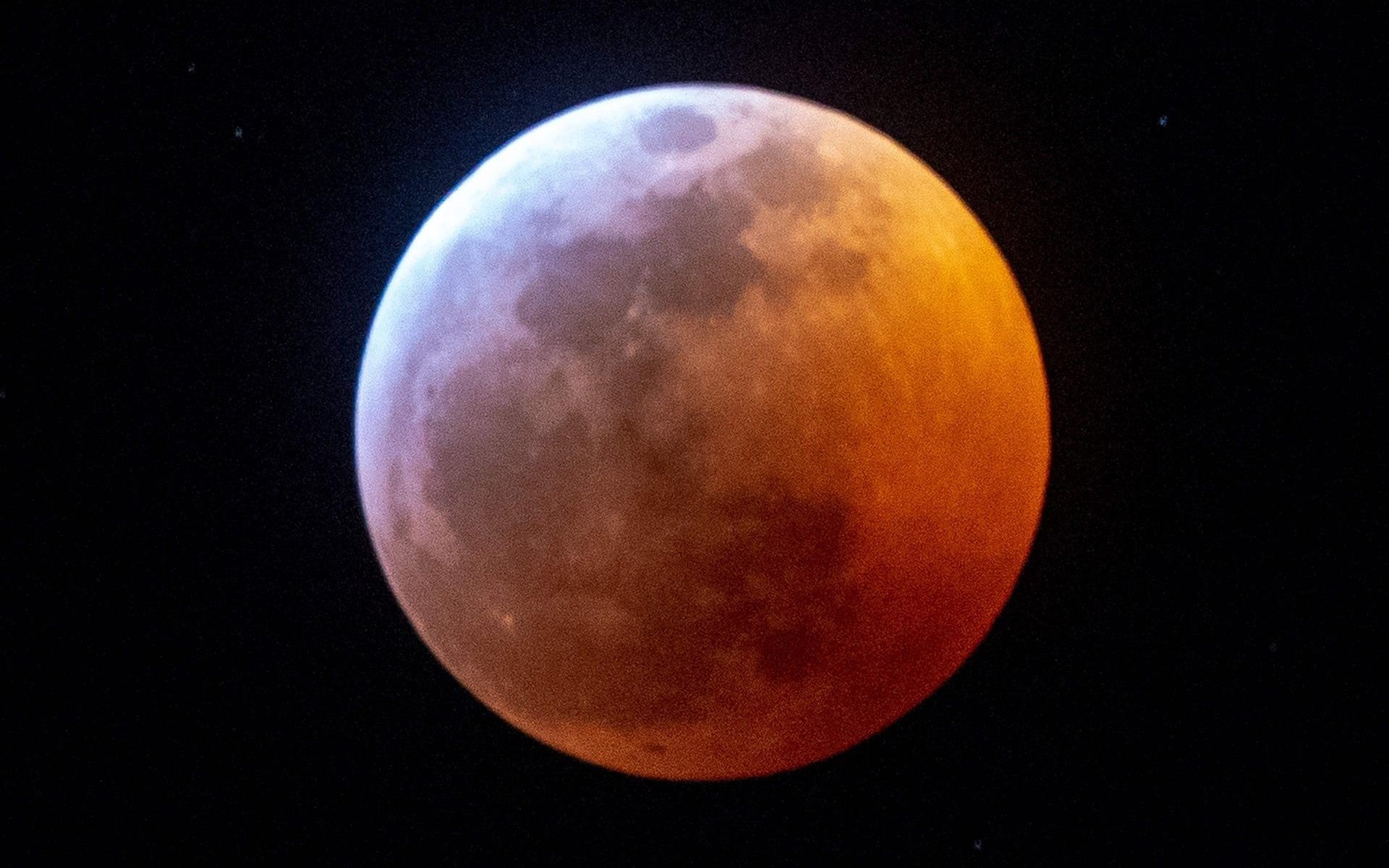 30 giay Mat Trang chuyen sang mau do trong nguyet thuc toan phan hinh anh