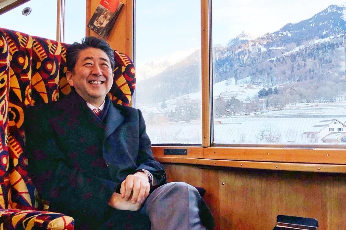 Thu tuong Nhat di tau 'binh dan' den Dien dan Kinh te The gioi o Davos hinh anh