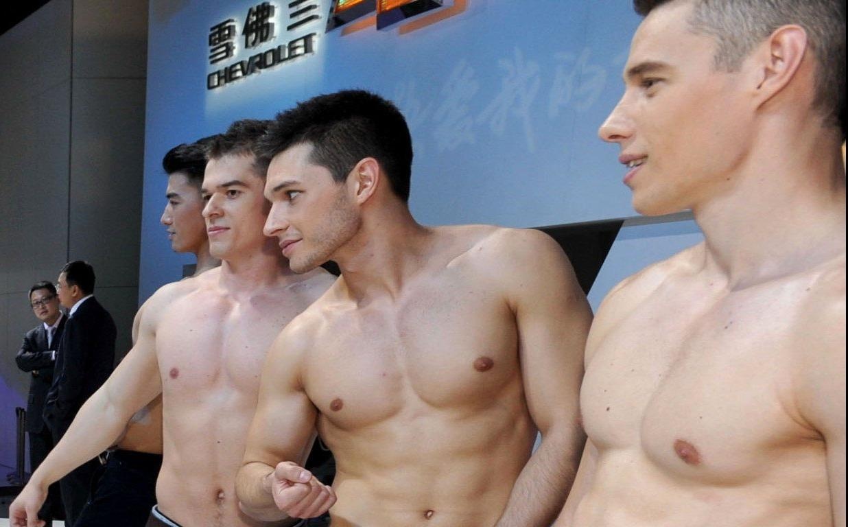 Mau nam 'khi trang' o Trung Quoc kiem tien nho khoe than hinh anh