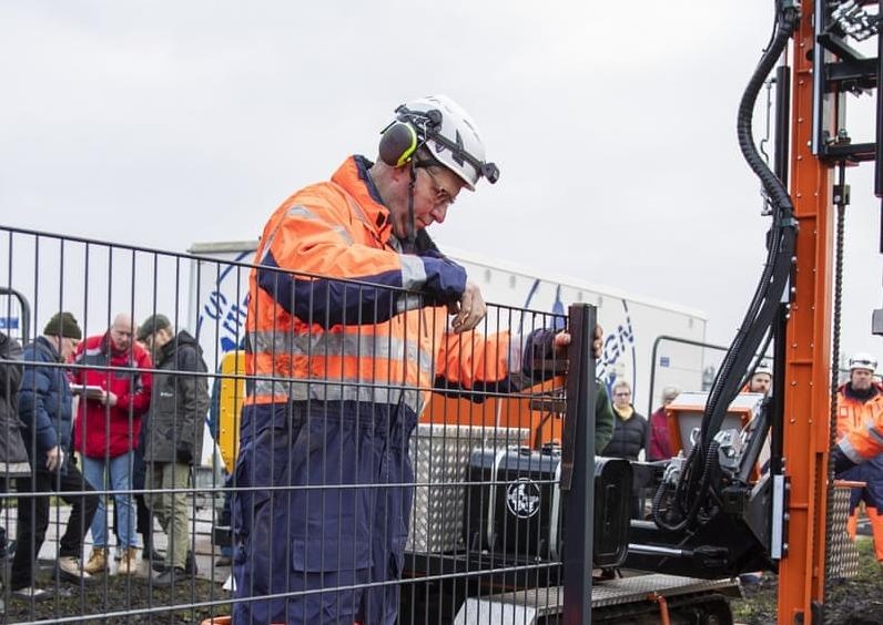 Dan Mach dung hang rao ngan lon rung doc bien gioi Duc hinh anh