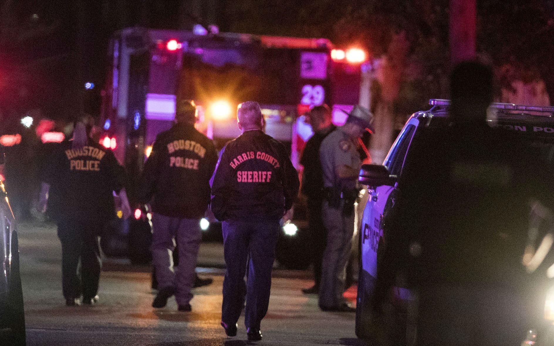 Mot nguoi chet, 5 canh sat bi thuong trong vu dau sung o Houston hinh anh