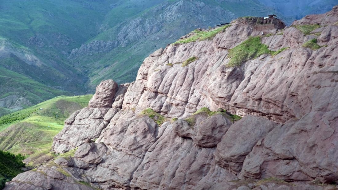 Phao dai sat thu nam cheo leo tren day nui 'To dai bang' o Iran hinh anh