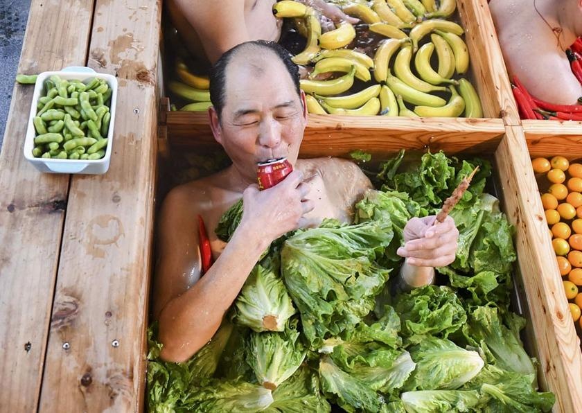 Quan jean dong bang va bon tam 'lau nguoi' vao top anh tuan hinh anh