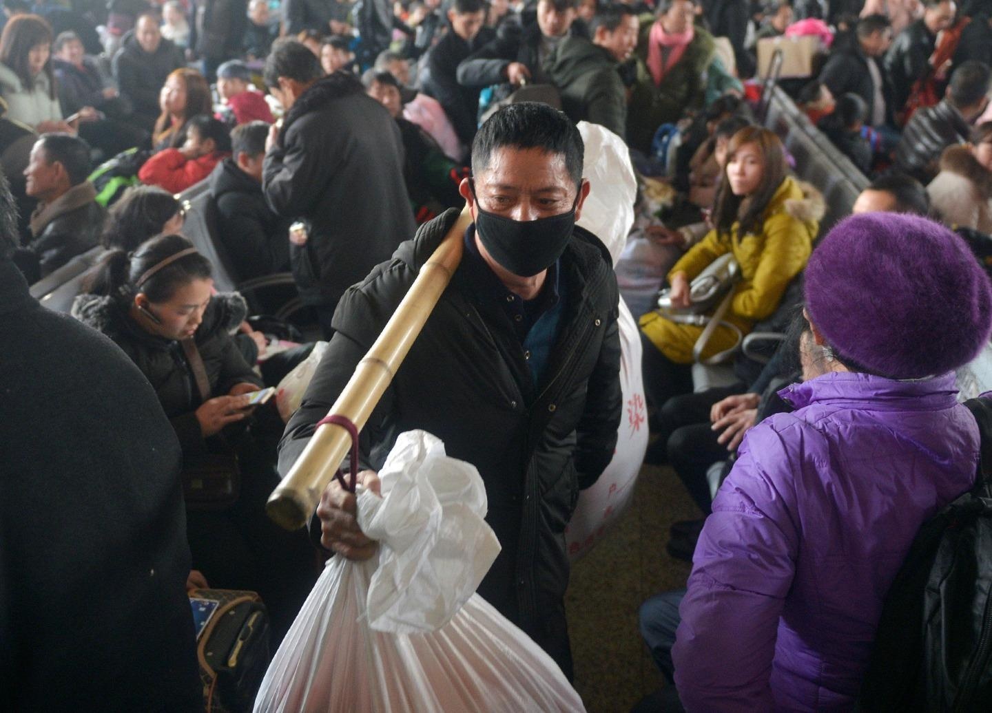 Nhung chuyen tau nhoc nhan ngay can Tet cua hang trieu dan TQ hinh anh