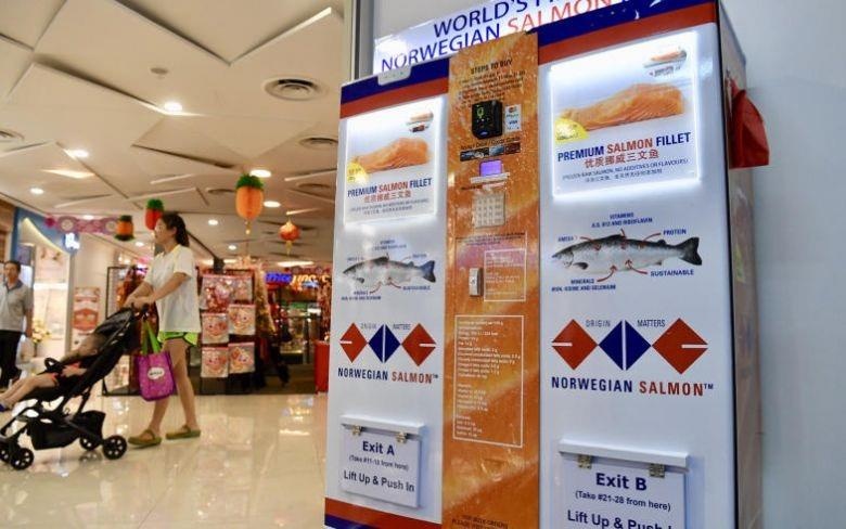 ATM rut ra ca hoi dau tien tren the gioi tai Singapore hinh anh