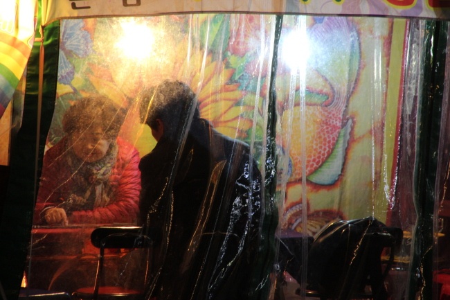 Nganh boi toan ty USD xu Han - tu giai tri den tran an tinh than hinh anh