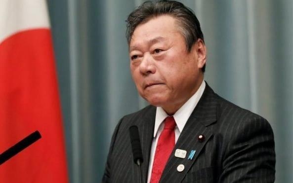 Bo truong Nhat Ban xin loi vi muon hop 3 phut hinh anh