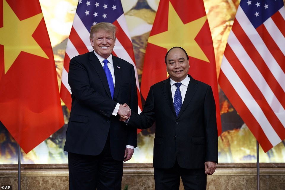 Ba cuoc gap trong ngay dau ban ron cua TT Trump o Ha Noi hinh anh