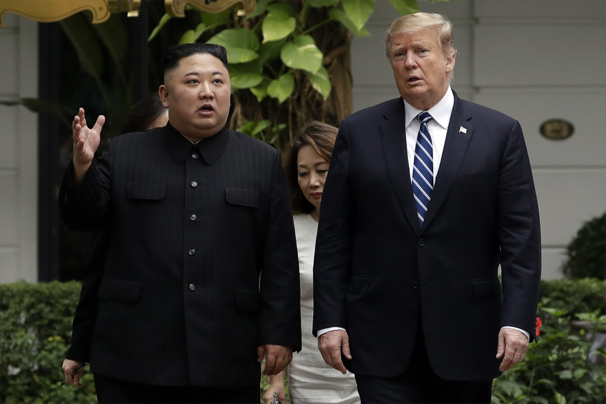 Trump Kim di dao trong khu vuon khach san anh 11