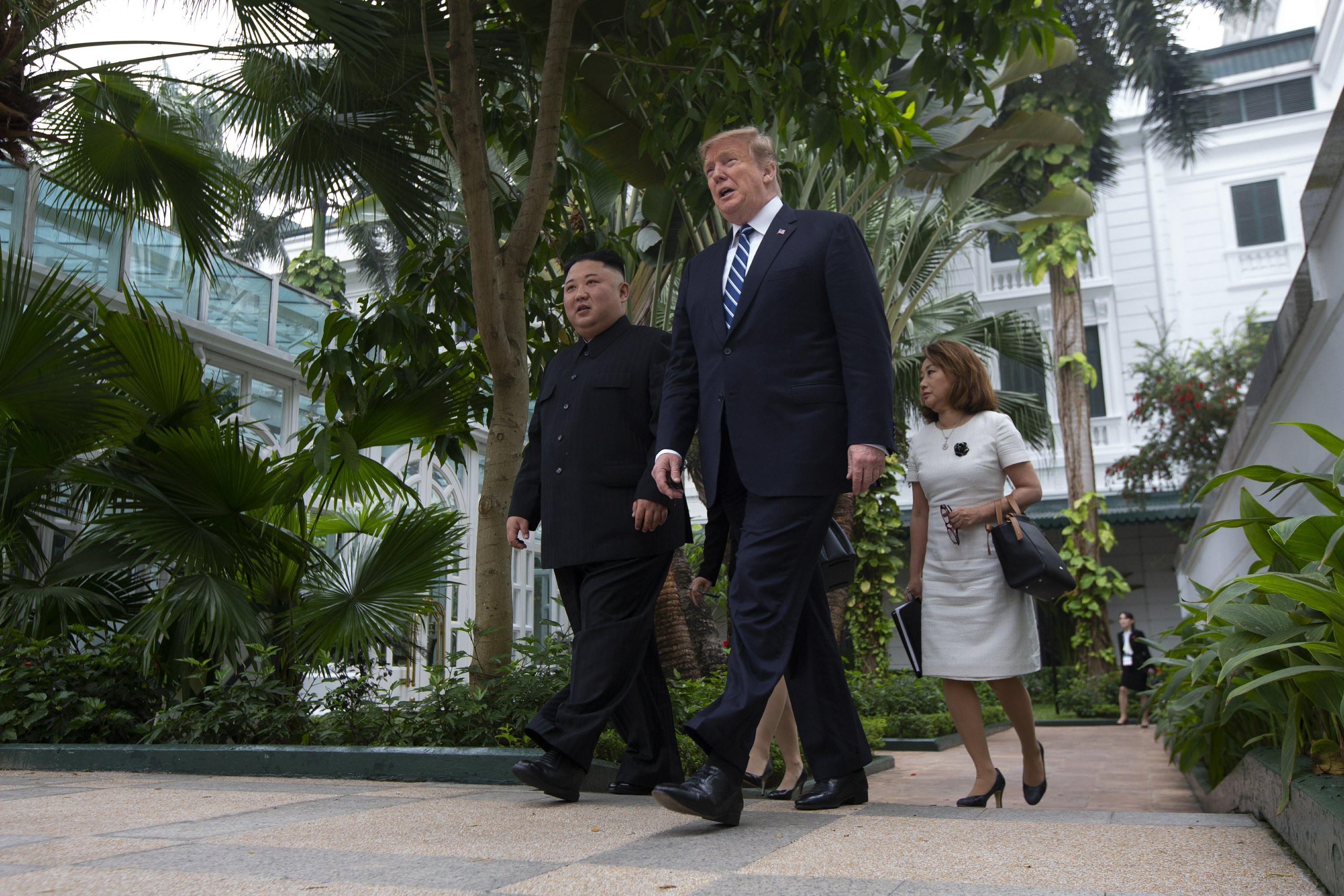Trump Kim di dao trong khu vuon khach san anh 5