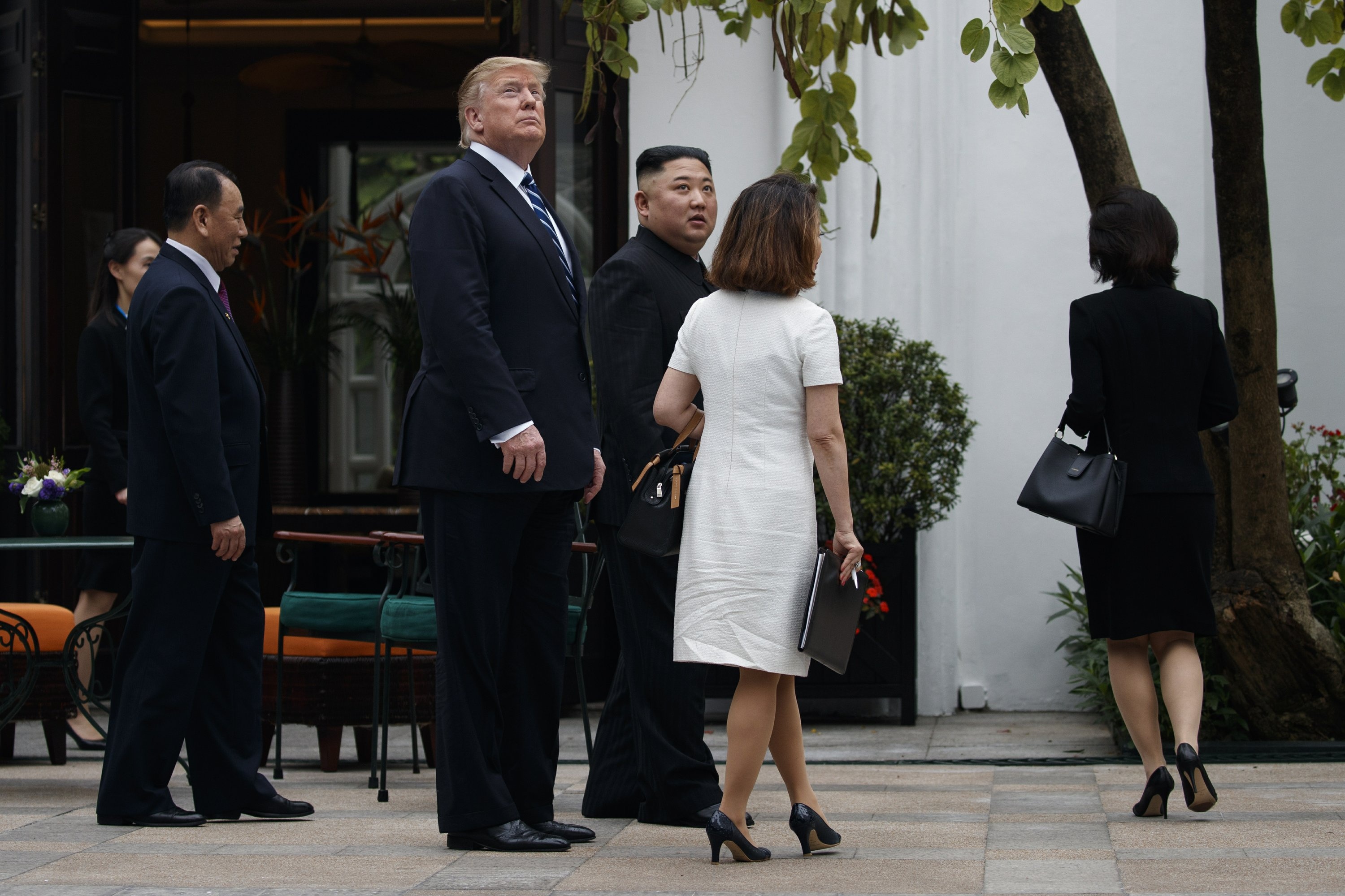 Trump Kim di dao trong khu vuon khach san anh 7