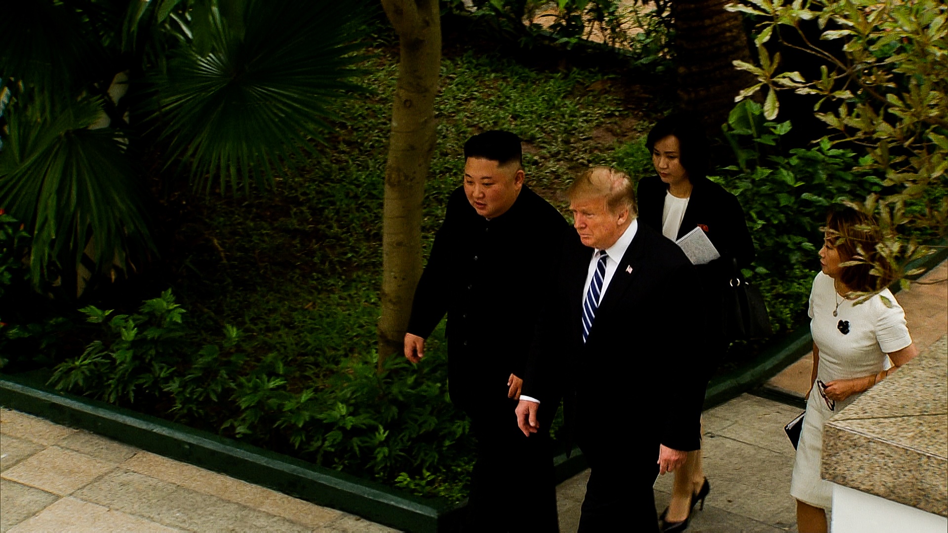 Trump Kim di dao trong khu vuon khach san anh 4