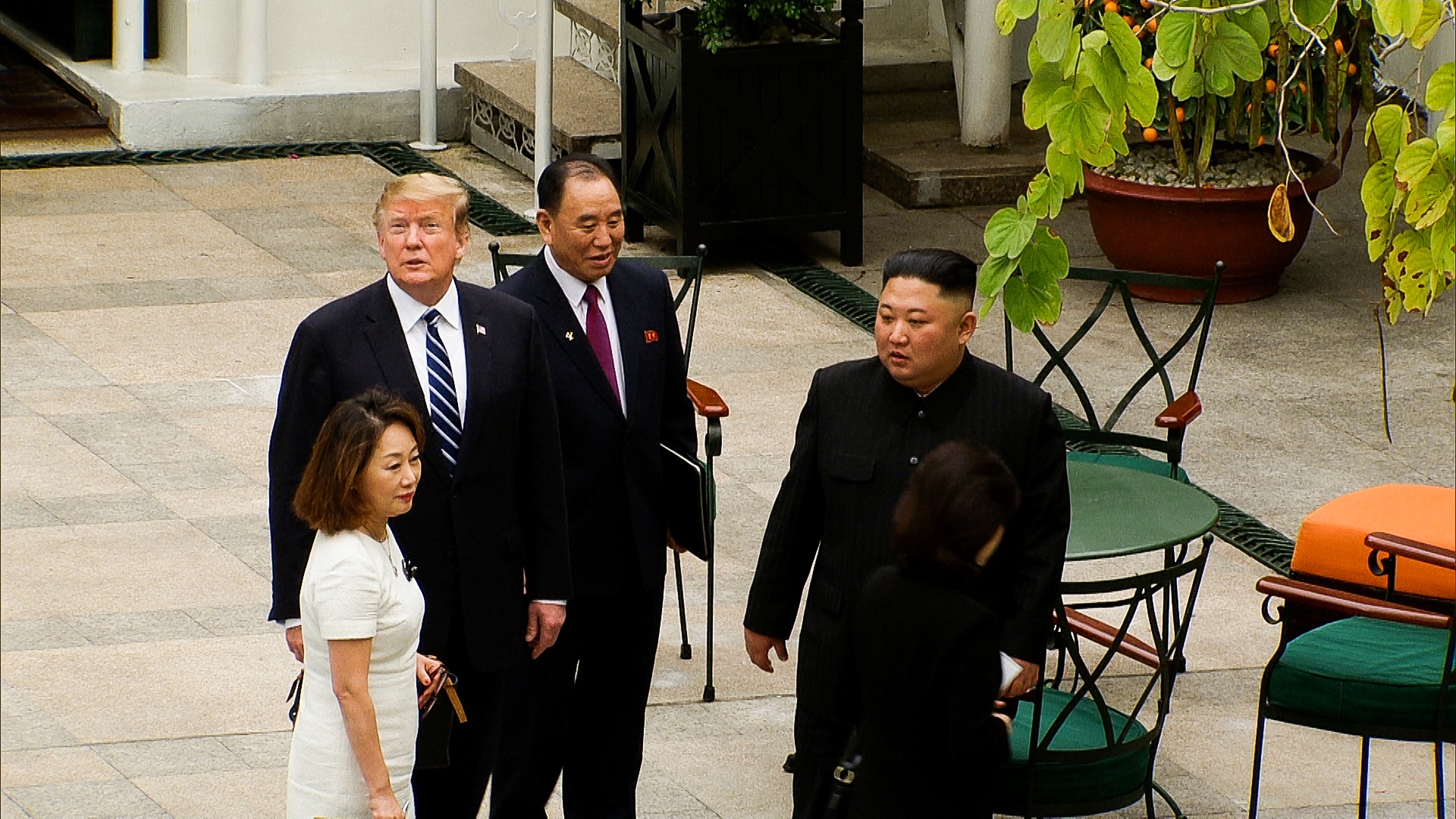 Trump Kim di dao trong khu vuon khach san anh 9