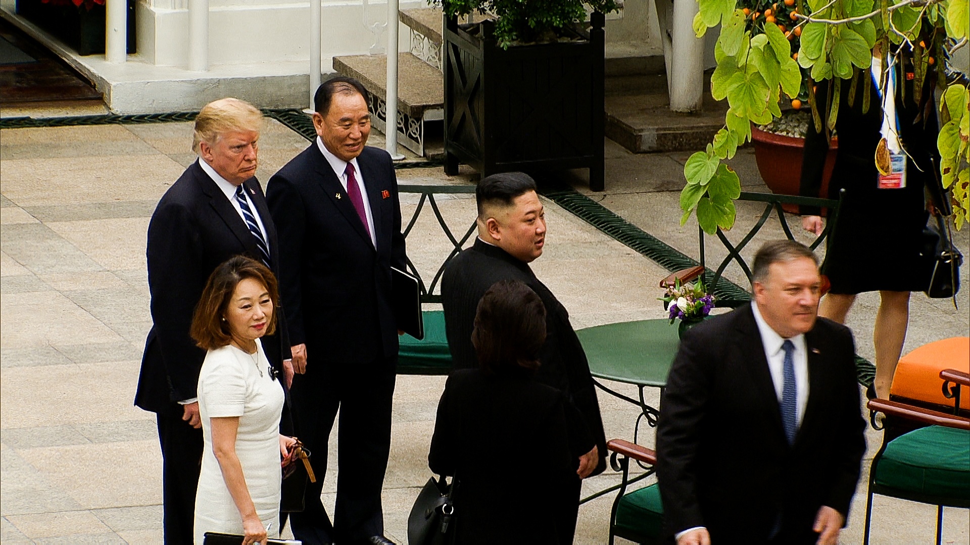 Trump Kim di dao trong khu vuon khach san anh 10