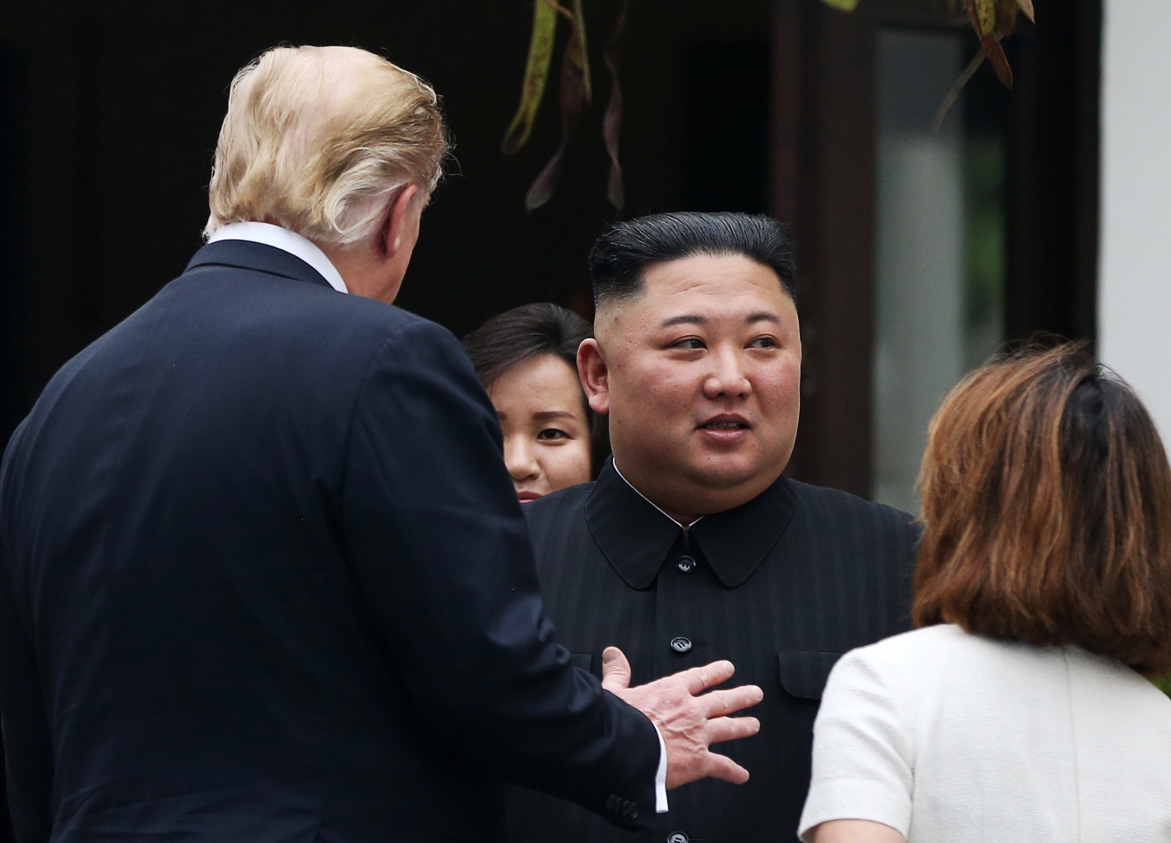 Trump Kim di dao trong khu vuon khach san anh 8