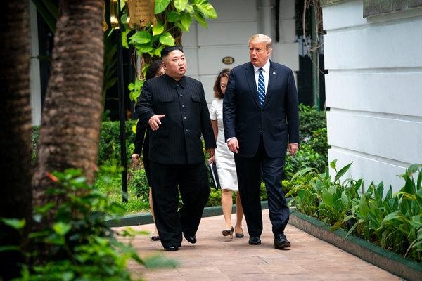 Trump Kim di dao trong khu vuon khach san anh 3