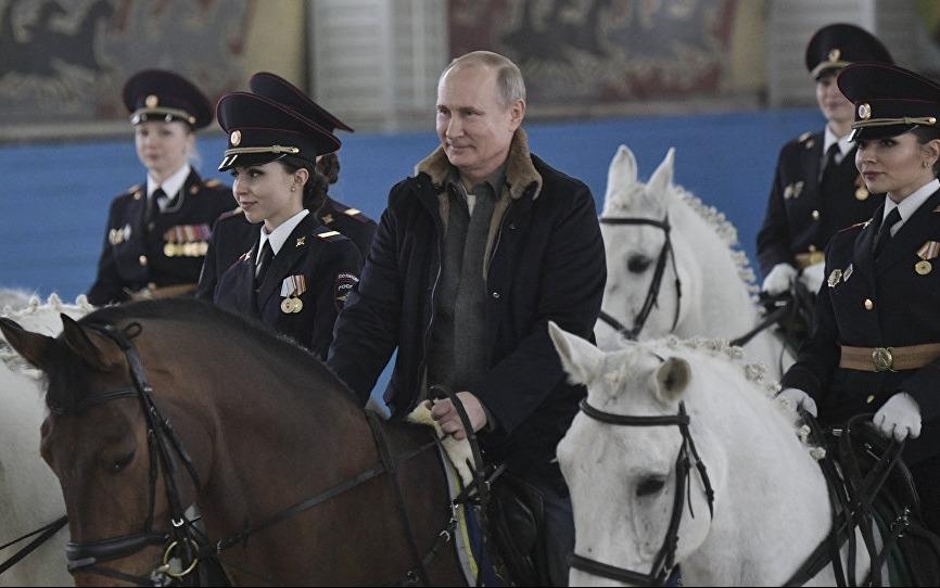 TT Putin cuoi ngua cung nu canh sat truoc ngay 8/3 hinh anh