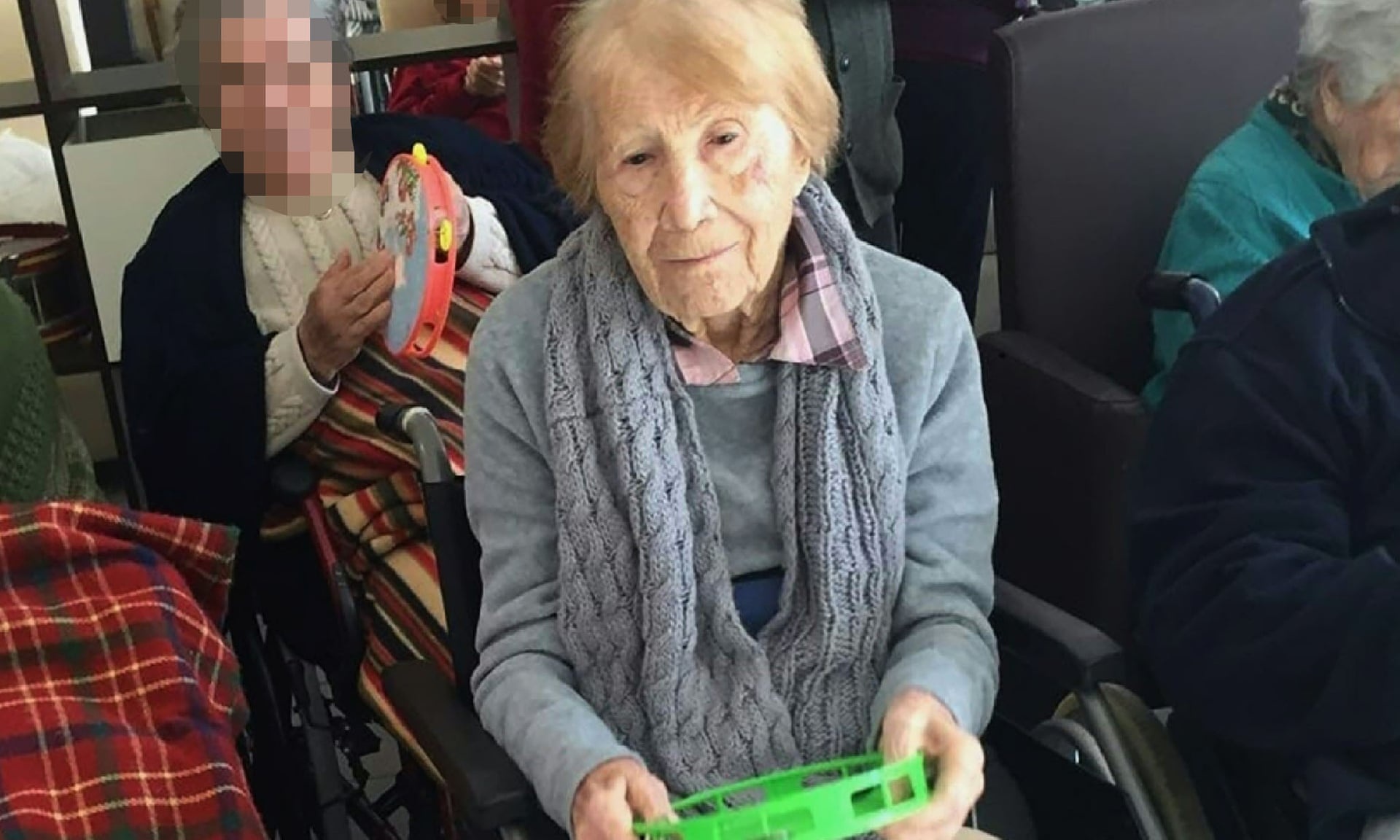 Canh sat Tay Ban Nha giai cuu cac cu gia khoi 'ngoi nha kinh hoang' hinh anh