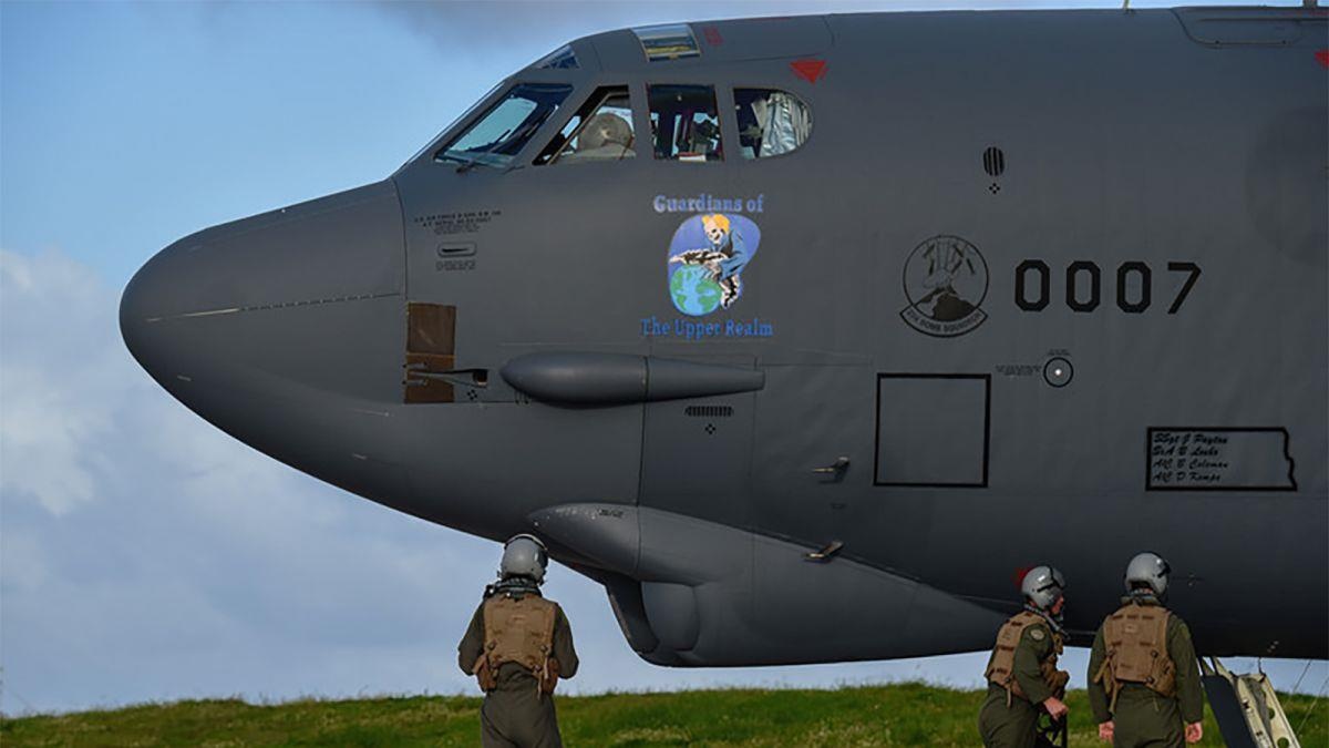 My dieu 6 may bay B-52 den chau Au de gui thong diep manh toi Nga hinh anh