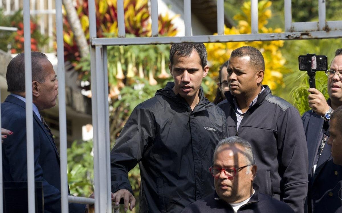 Chanh van phong cua lanh dao doi lap Venezuela bi bat di giua dem hinh anh