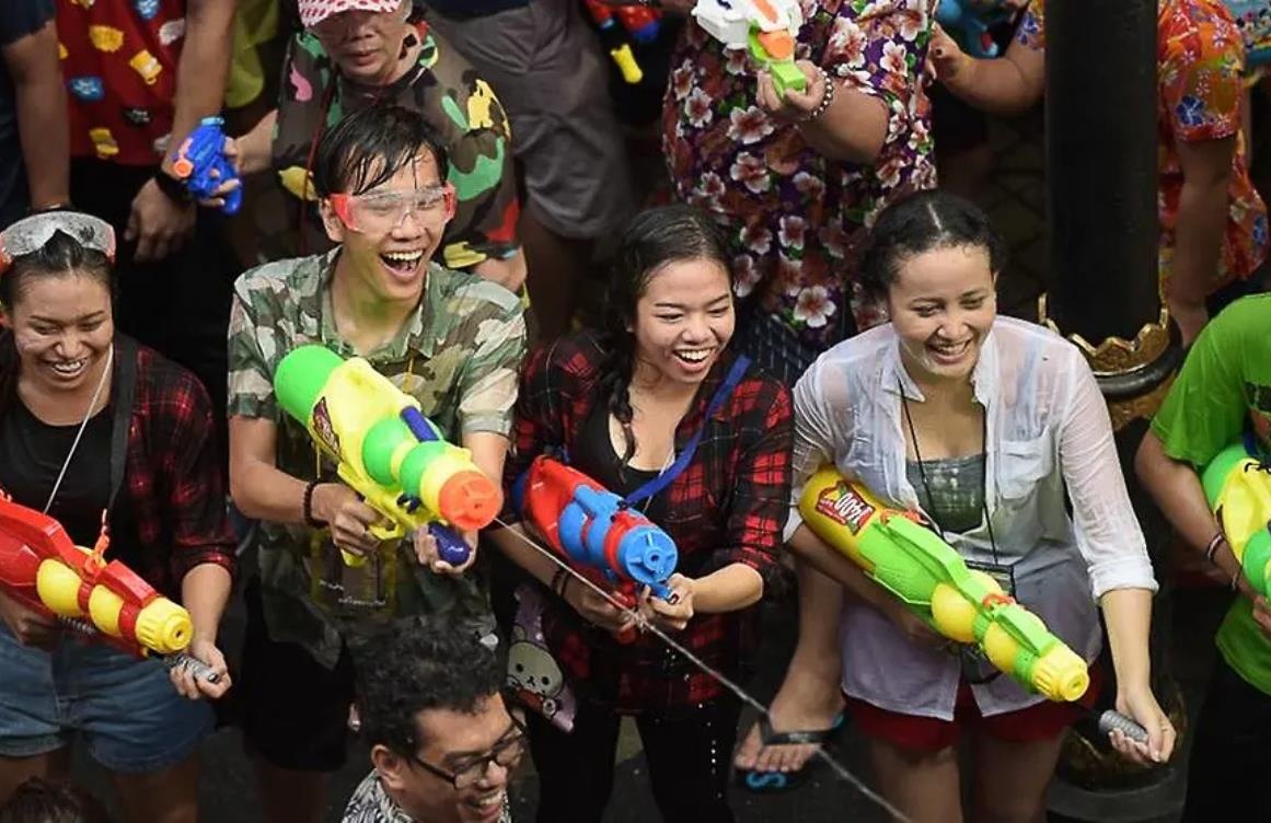 Canh sat Thai cam dang anh khoa than, ruou o le hoi Songkran hinh anh