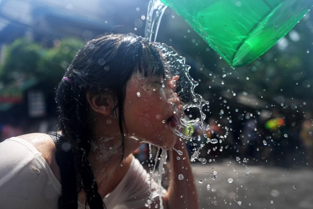 Nguoi Thai xuong duong te nuoc le Songkran, nhung bi cam khoa than hinh anh