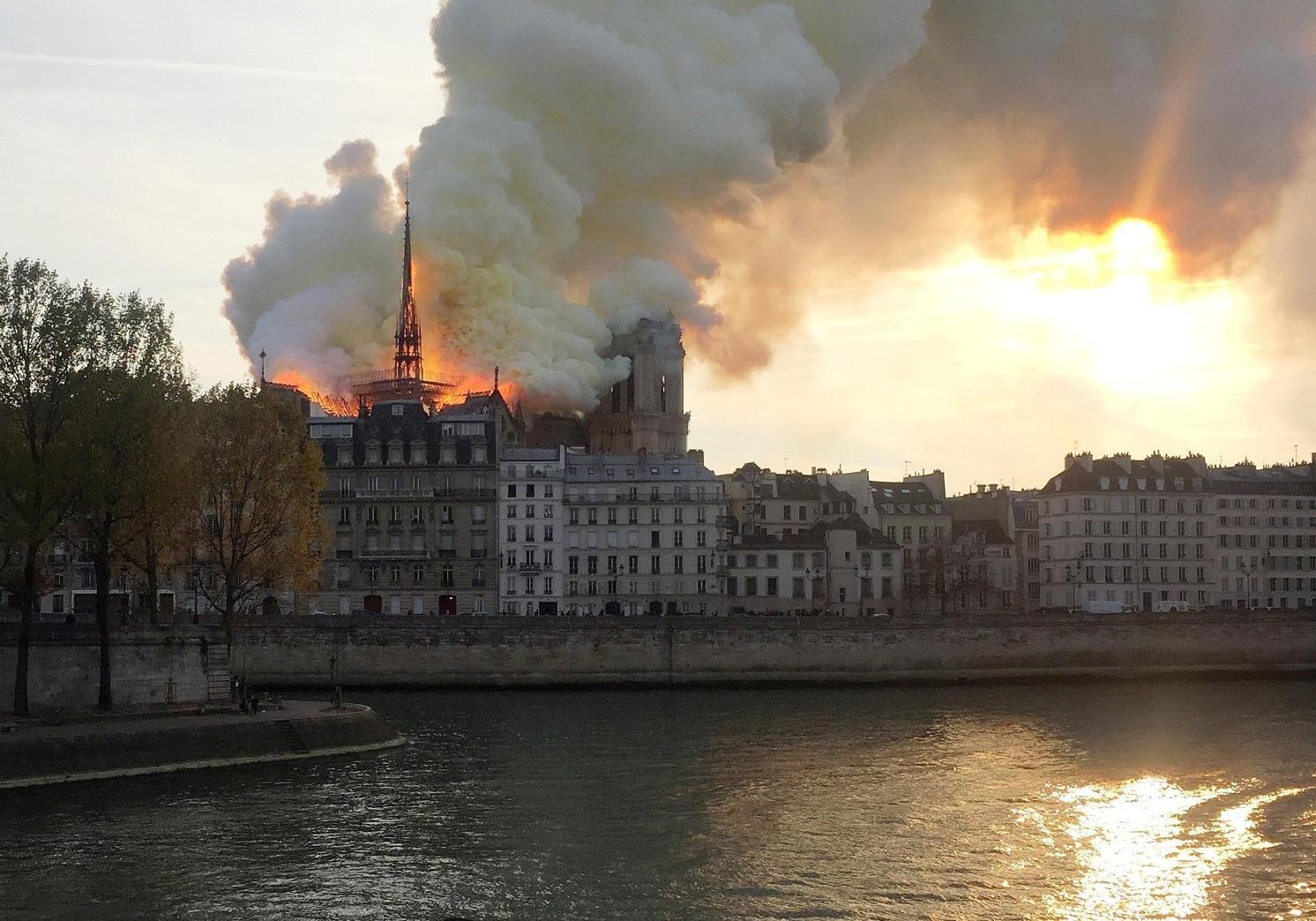 Vi sao 400 linh cuu hoa can den hon 9 gio de dap lua Nha tho Duc Ba? hinh anh