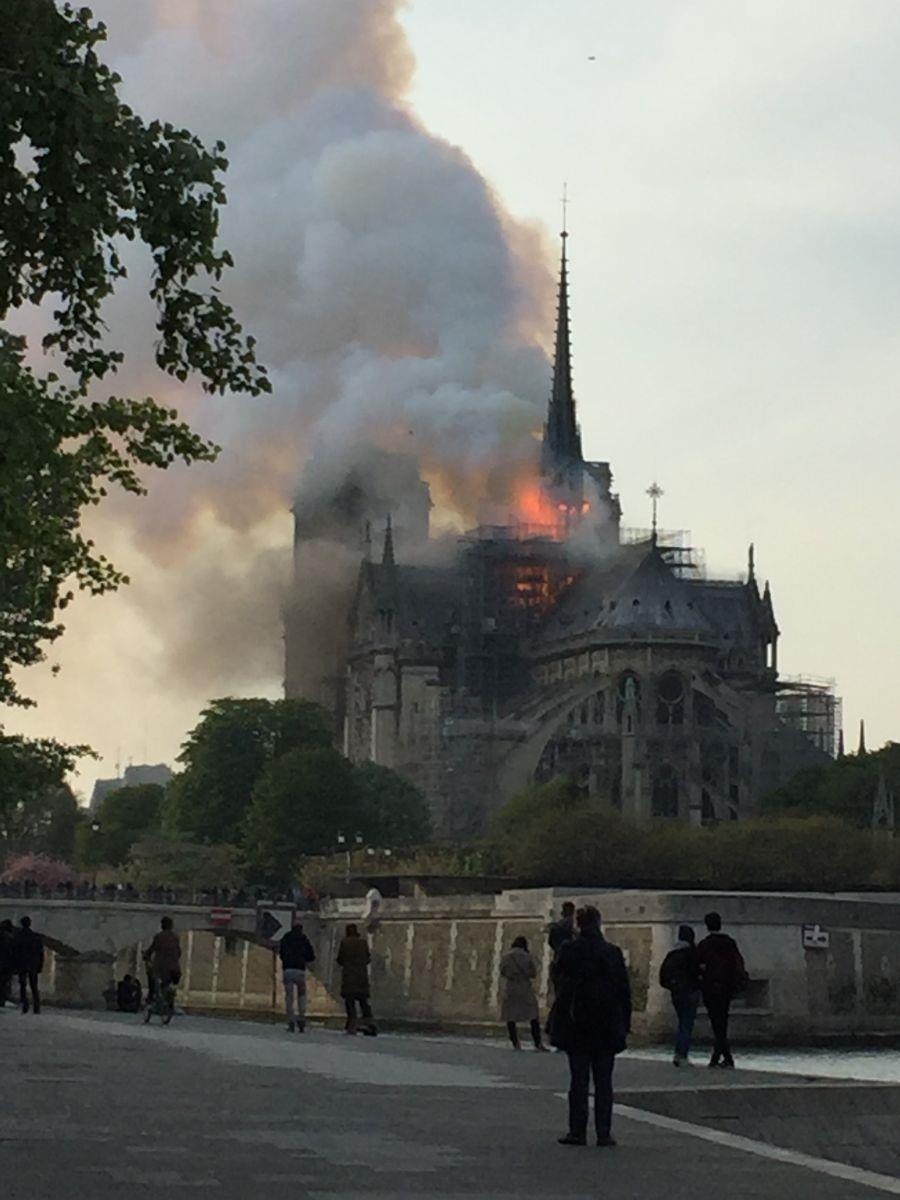 chay Nha tho Duc ba Paris anh 10